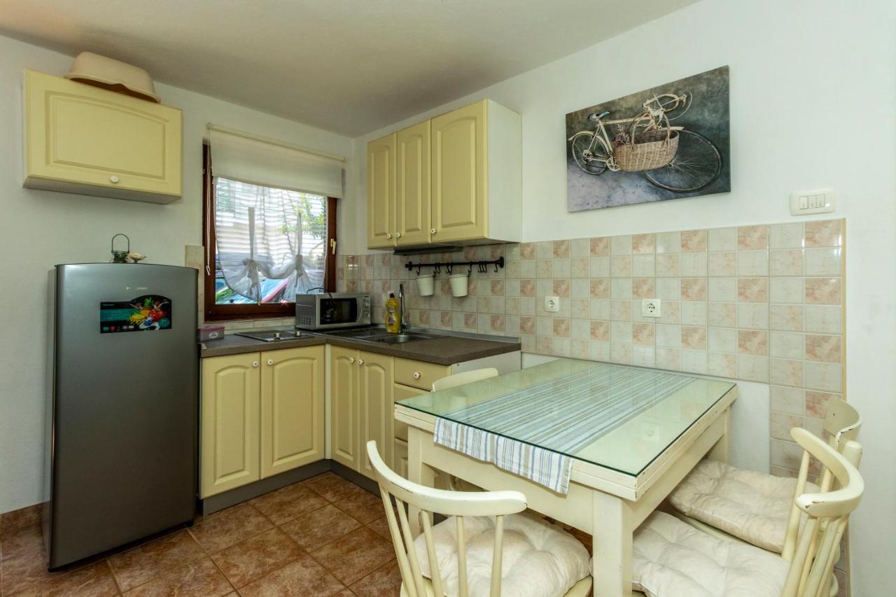 Regina Apartment *
